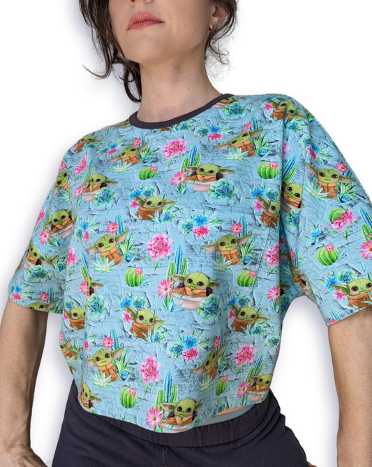 Cropped oversized T-Shirt with little yoda and flowers